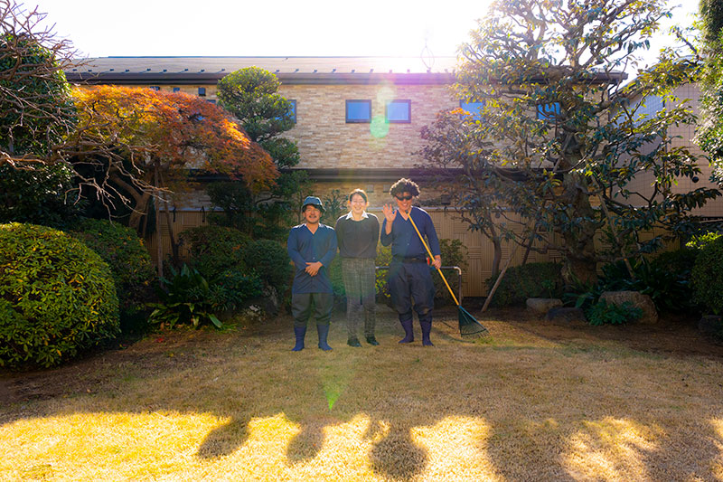 インタビュアーと望月様・従業員三人で庭で撮影